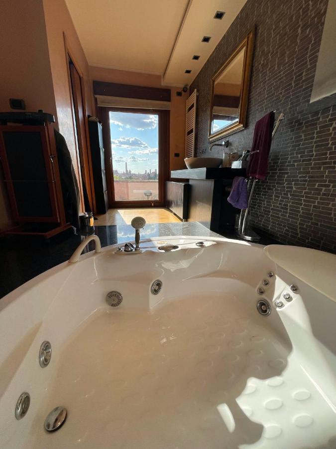 ボローニャAttico Con Vista Spettacolare E Jacuzziアパートメント エクステリア 写真