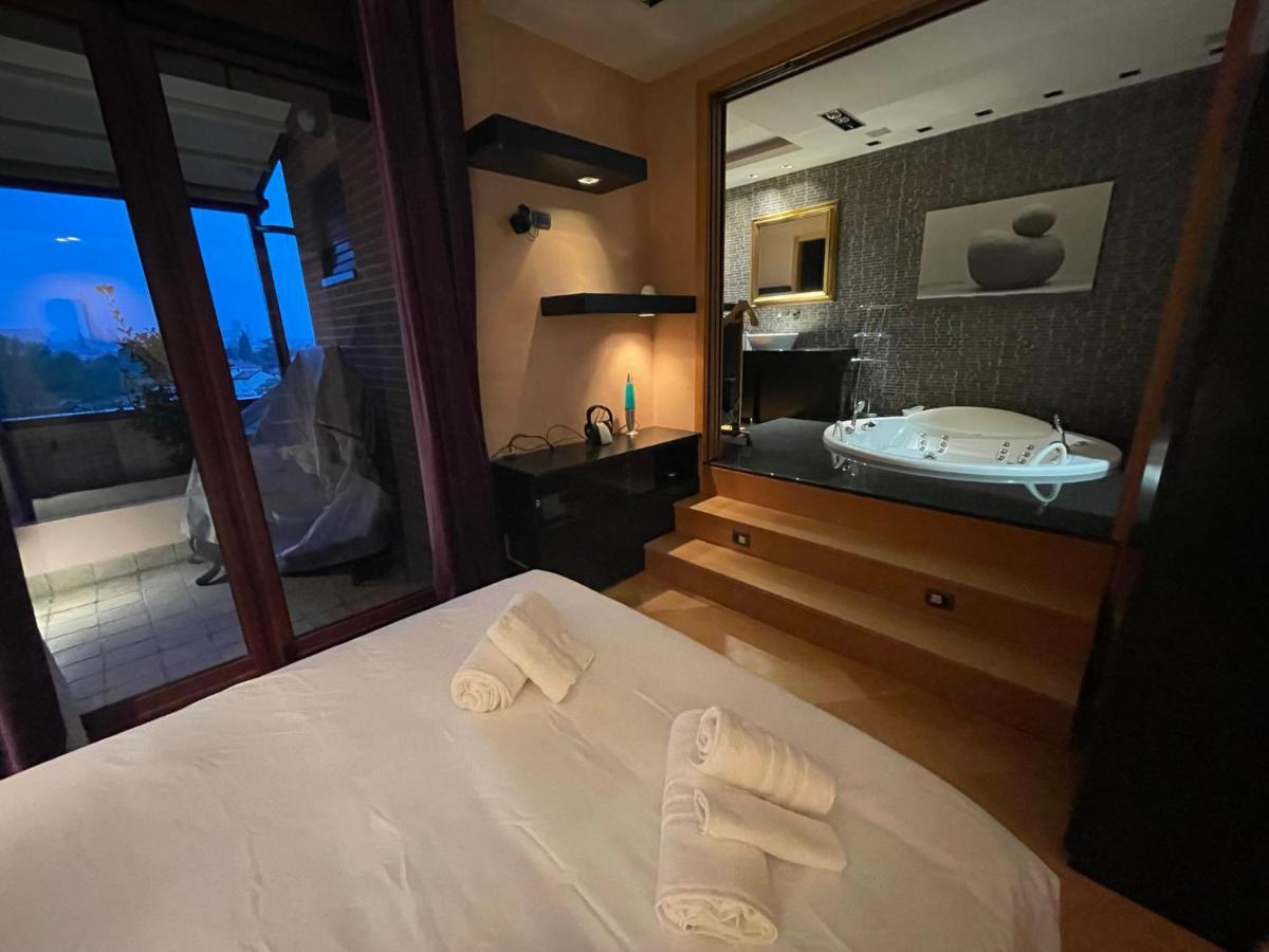 ボローニャAttico Con Vista Spettacolare E Jacuzziアパートメント エクステリア 写真