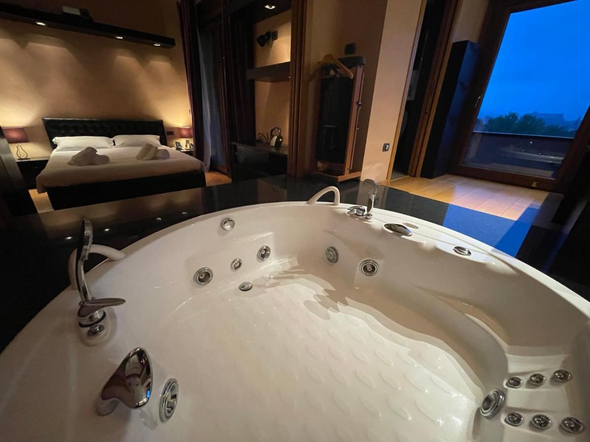 ボローニャAttico Con Vista Spettacolare E Jacuzziアパートメント エクステリア 写真