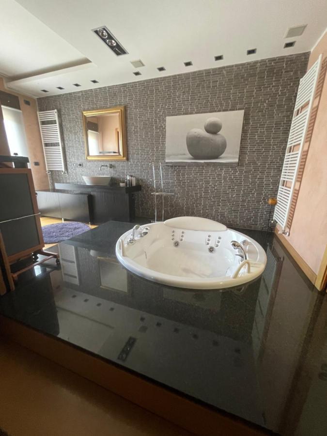 ボローニャAttico Con Vista Spettacolare E Jacuzziアパートメント エクステリア 写真